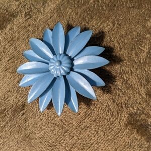 Daisy pin blue